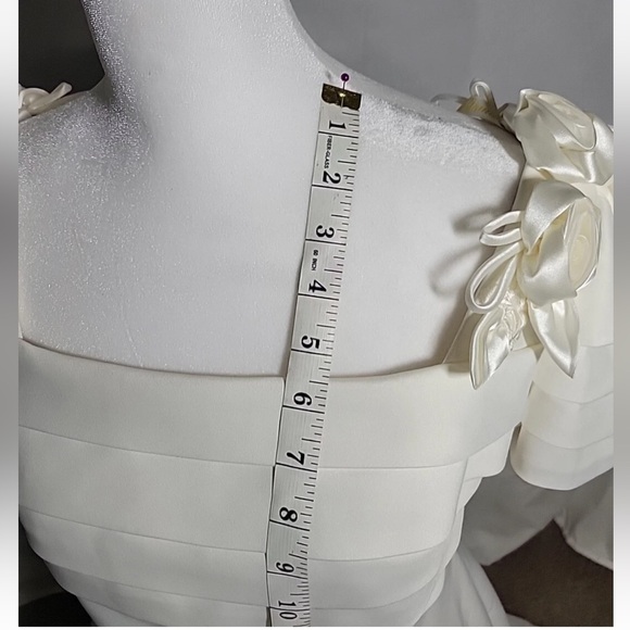 Elegant White Pleated Dress - Picture 11 of 16